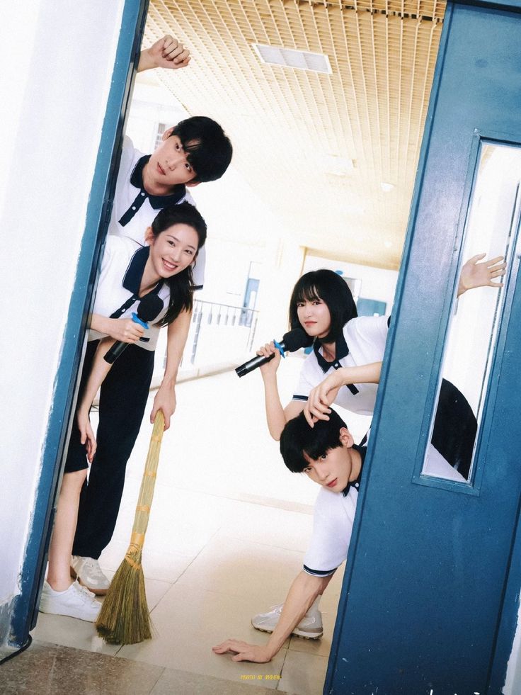 Dưới Tán Cây Có Ngôi Nhà Mái Đỏ